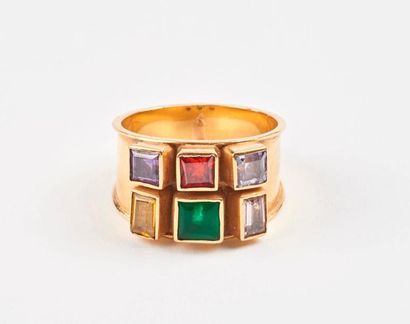 Bague jonc plat en or jaune (750) ornée de...