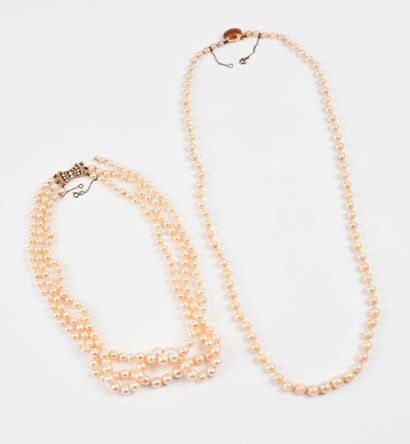 Deux colliers de perles blanches de culture...