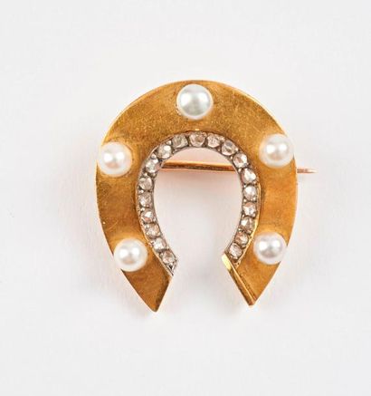 Broche fer à cheval en or jaune et gris (750)...