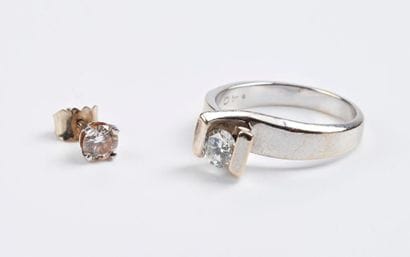 Bague solitaire en or gris (750) ornée d'un...