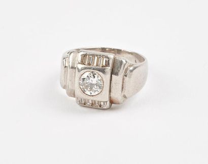 Bague chevalière en platine (950) centrée...