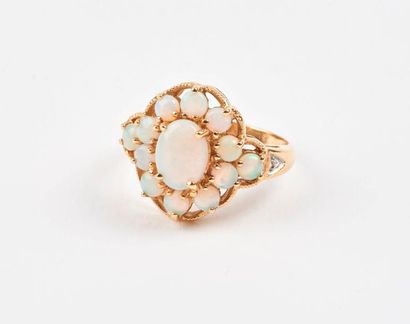 Bague en or jaune (750) à motif d'une fleur...
