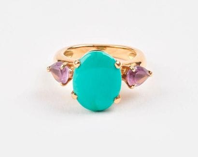 Bague en or jaune (750) centrée d'une turquoise...