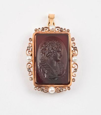 Broche transformable en pendentif en or jaune...
