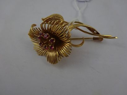 

Broche en or jaune (750) figurant une fleur...