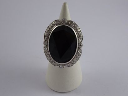 Importante bague en or gris (750) ornée d'une...