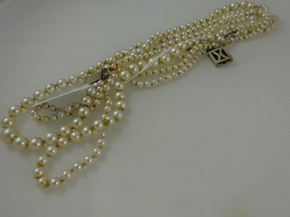 

Collier de perles de culture à trois rangs...