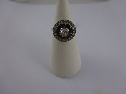 Bague en or gris (750) centrée d'un diamant...