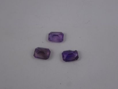 Lot de trois améthystes de taille émeraude,...