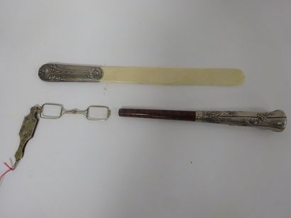 Coupe-papiers en argent (min 800) et composition...