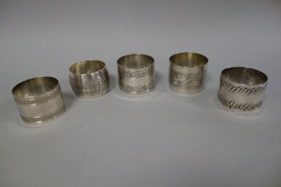 Lot de cinq ronds de serviette, à différents...