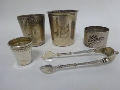 Lot d'argent (950) : 

- deux timbales (une...