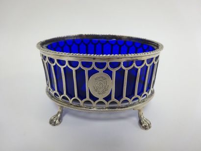Saleron ovale en argent (min 800), reposant...