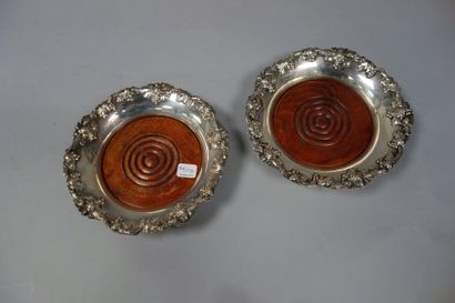 Deux dessous de bouteille à montures en métal...