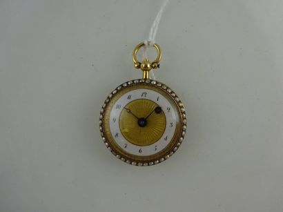 Montre de col en or jaune (750). 

Revers...