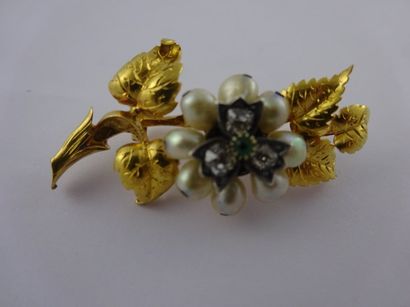 Broche figurant une fleur en or jaune (750)...