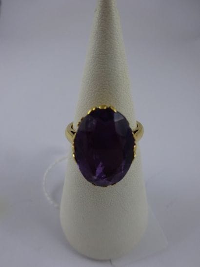 

Bague en or jaune (750) sertie d'une améthyste...