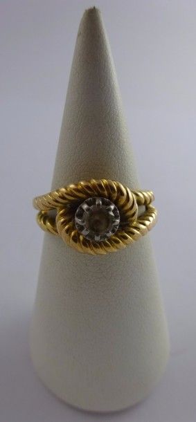 Bague en or jaune (750) et platine (950)...