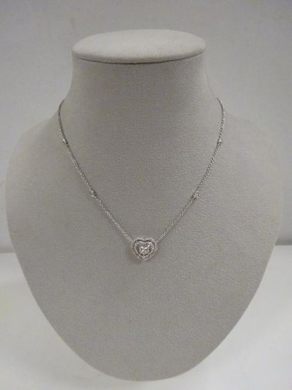 Collier en or gris (750) orné d'un pendentif...