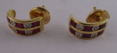 

Paire de boucles d'oreilles en or jaune...