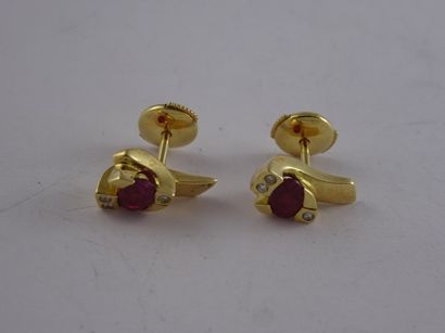 Paire de puces d'oreilles en or jaune (750)...