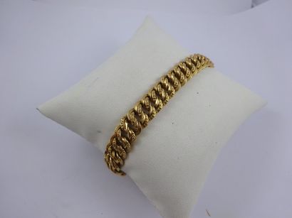 Bracelet en or jaune (750) à maille américaine....