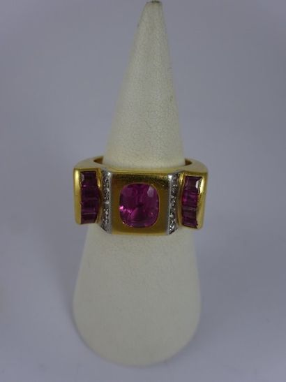 Bague chevalière en or jaune (750) centrée...
