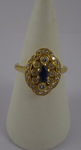 Bague en or jaune (750) centrée d'un saphir...