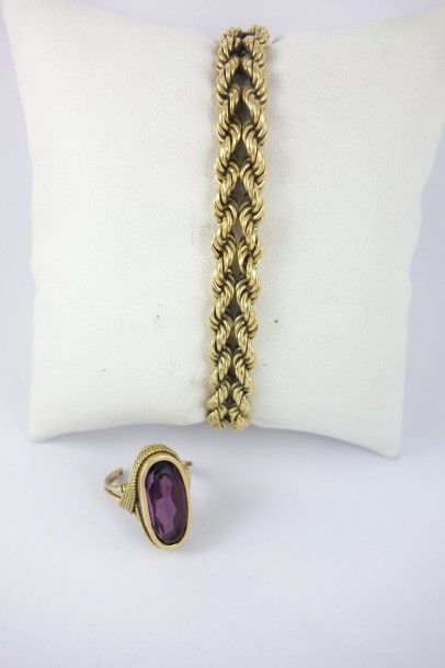Bracelet en or jaune (750) à deux brins torsadés....