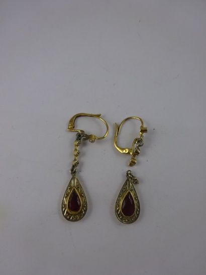Lot comprenant :

 - un pendant d'oreille...