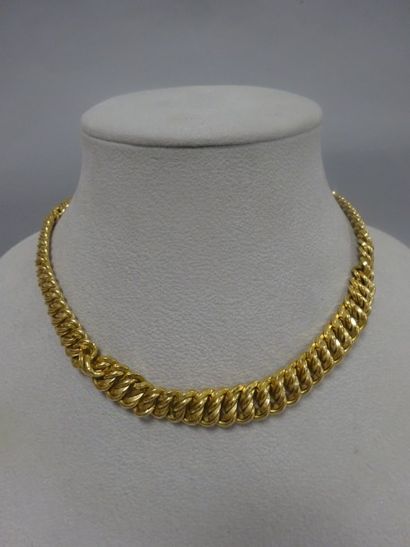 Collier en or jaune (750) à maille américaine....