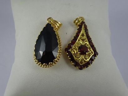 Lot de deux pendentifs en or jaune (750)...