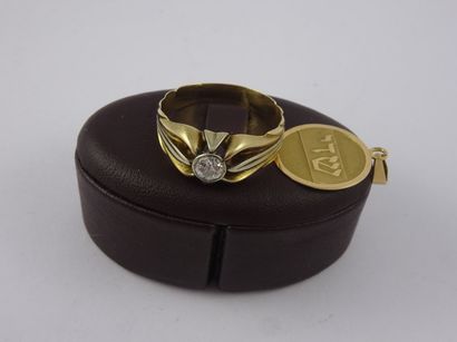 Lot en or jaune (750) comprenant : 

- une...