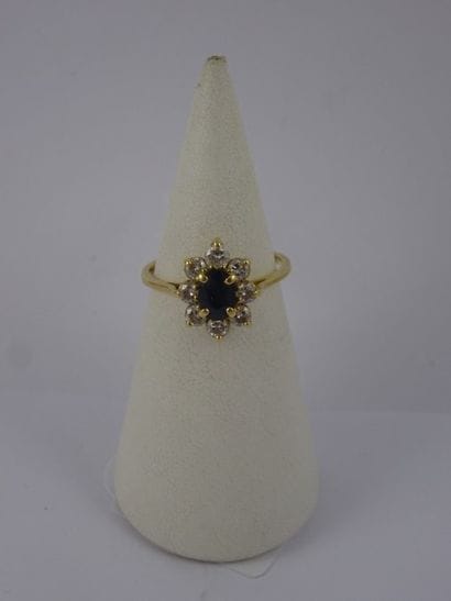 

Bague marguerite en or jaune (750) centrée...