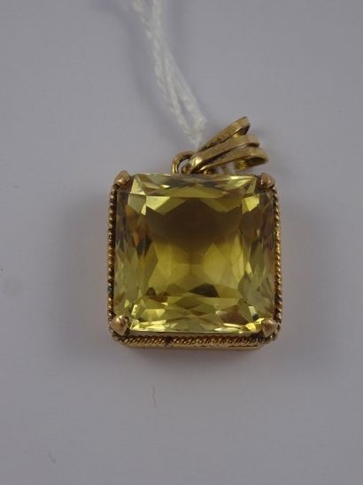 Pendentif en or jaune (750) orné d'une importante...