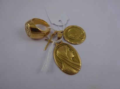 Lot en or jaune (750) : 

- deux médailles...