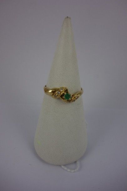 

Bague en or jaune (750) centrée d'une émeraude...