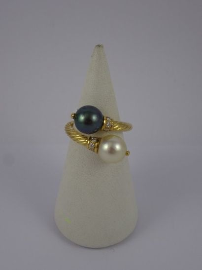 Bague en or jaune (750) à anneau torse, ornée...