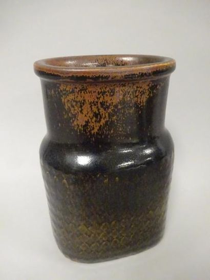 Gunnar NYLUND (1904-1990) pour Röstrand


Vase...