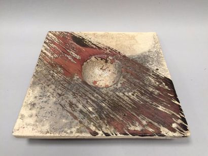Coupe carrée centrée d'une demi sphère arrondie...