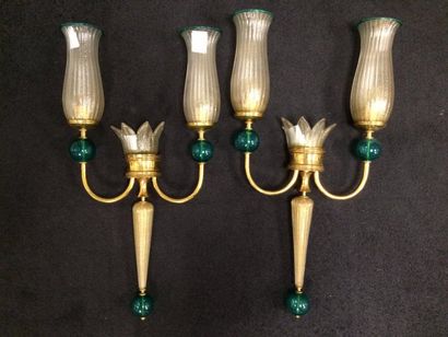 Paire d'appliques en laiton et verre translucide...