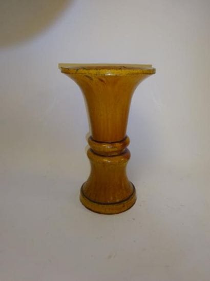 CHINE


Vase cornet à panse moulurée en grès...