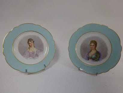 Paire d'assiettes en porcelaine à décor polychrome...