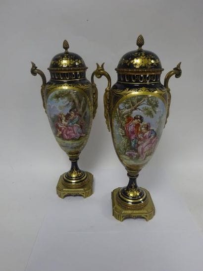 Paire de vases fuselés, sur piédouche en...