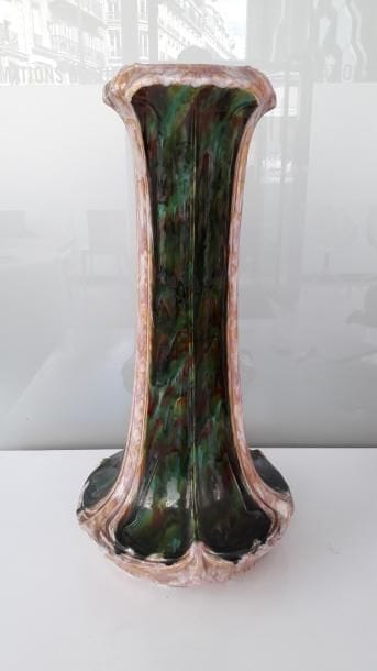 Grand vase à large base circulaire et long...