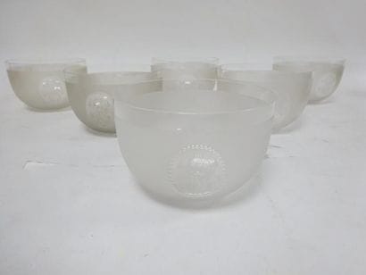 Six coupes en cristal partiellement amatie,...