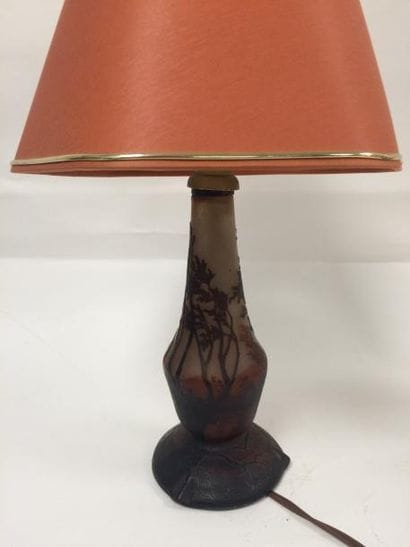 Pied de lampe de forme balustre sur pied...