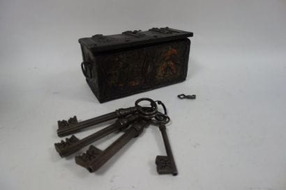 Coffret en fer forgé, à décor peint sur trois...