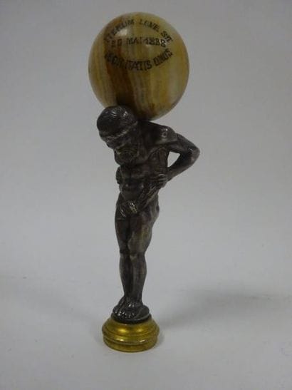 Cachet en forme d'Atlas en bronze argenté...