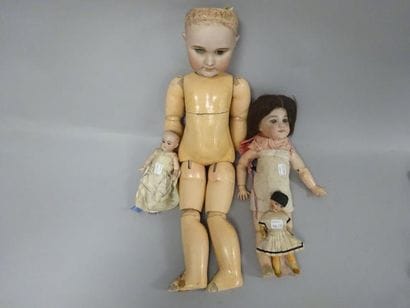 Lot de quatre poupées :

- poupée tête porcelaine...